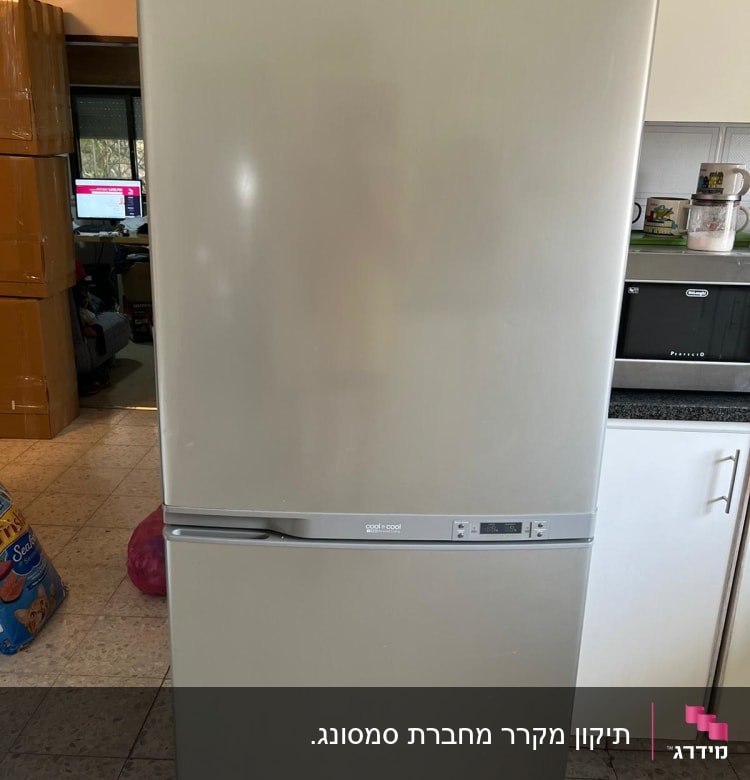 מקרר כסוף עם מקפיא תחתון ותצוגה דיגיטלית